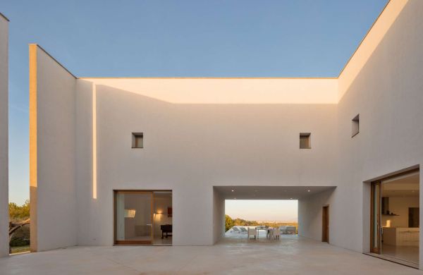 Architektur-Ikone am Tor zu Búger: Wo Design auf dörfliche Idylle trifft